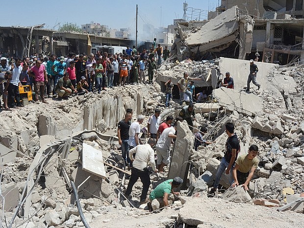 Populares buscam sobreviventes sob escombros após duas explosões na cidade síria de Qamishli. Foto: Rodi Said/Reuters.
